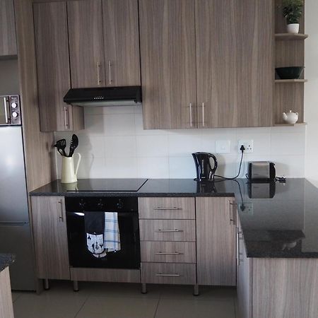 Or Tambo Self Catering Apartments, The Willows Боксбург Экстерьер фото