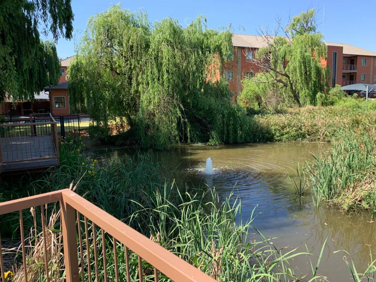 Or Tambo Self Catering Apartments, The Willows Боксбург Экстерьер фото