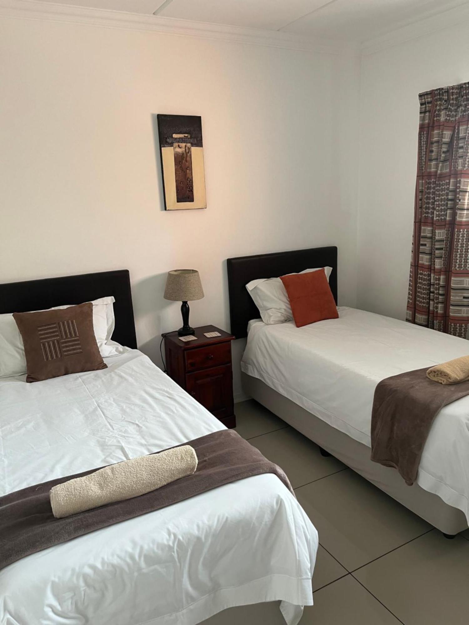 Or Tambo Self Catering Apartments, The Willows Боксбург Экстерьер фото