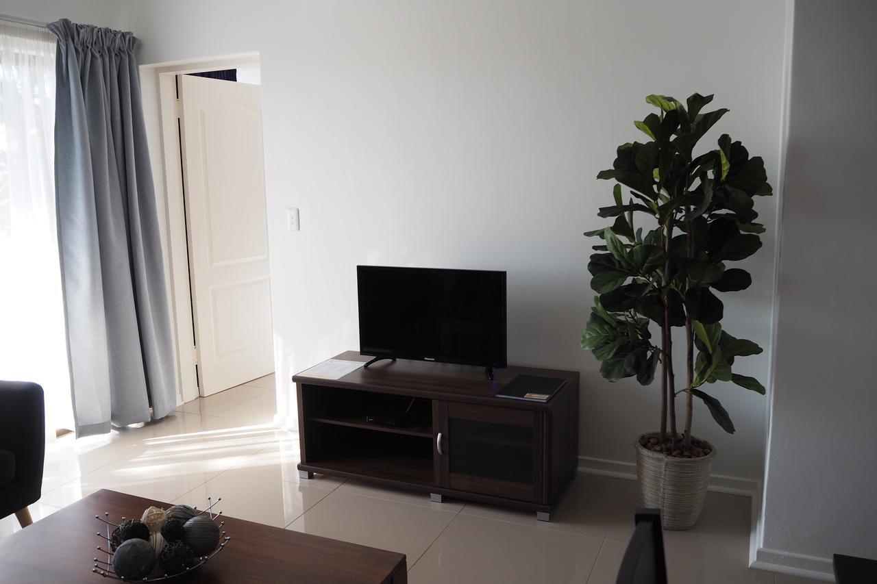 Or Tambo Self Catering Apartments, The Willows Боксбург Экстерьер фото
