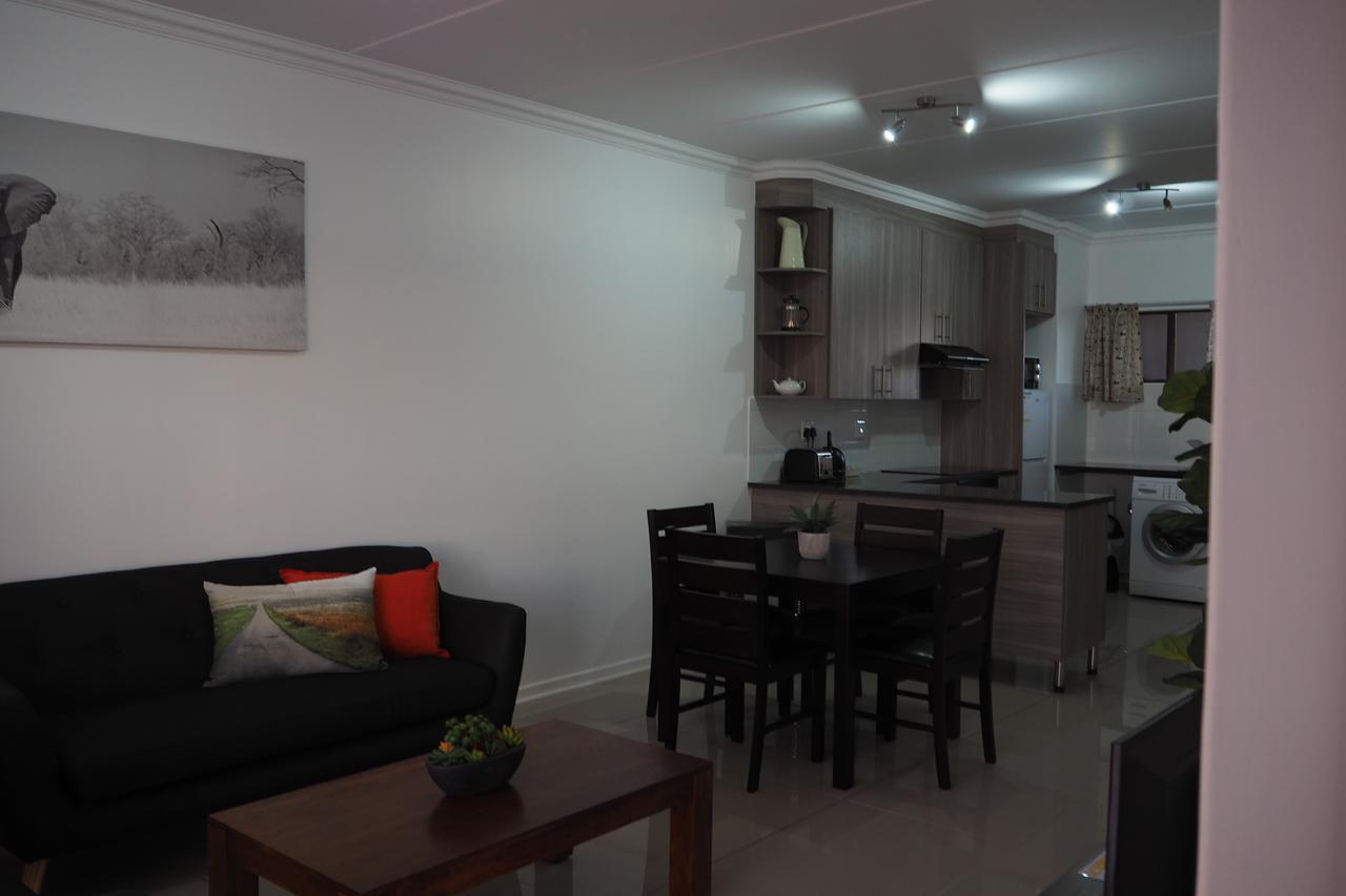 Or Tambo Self Catering Apartments, The Willows Боксбург Экстерьер фото