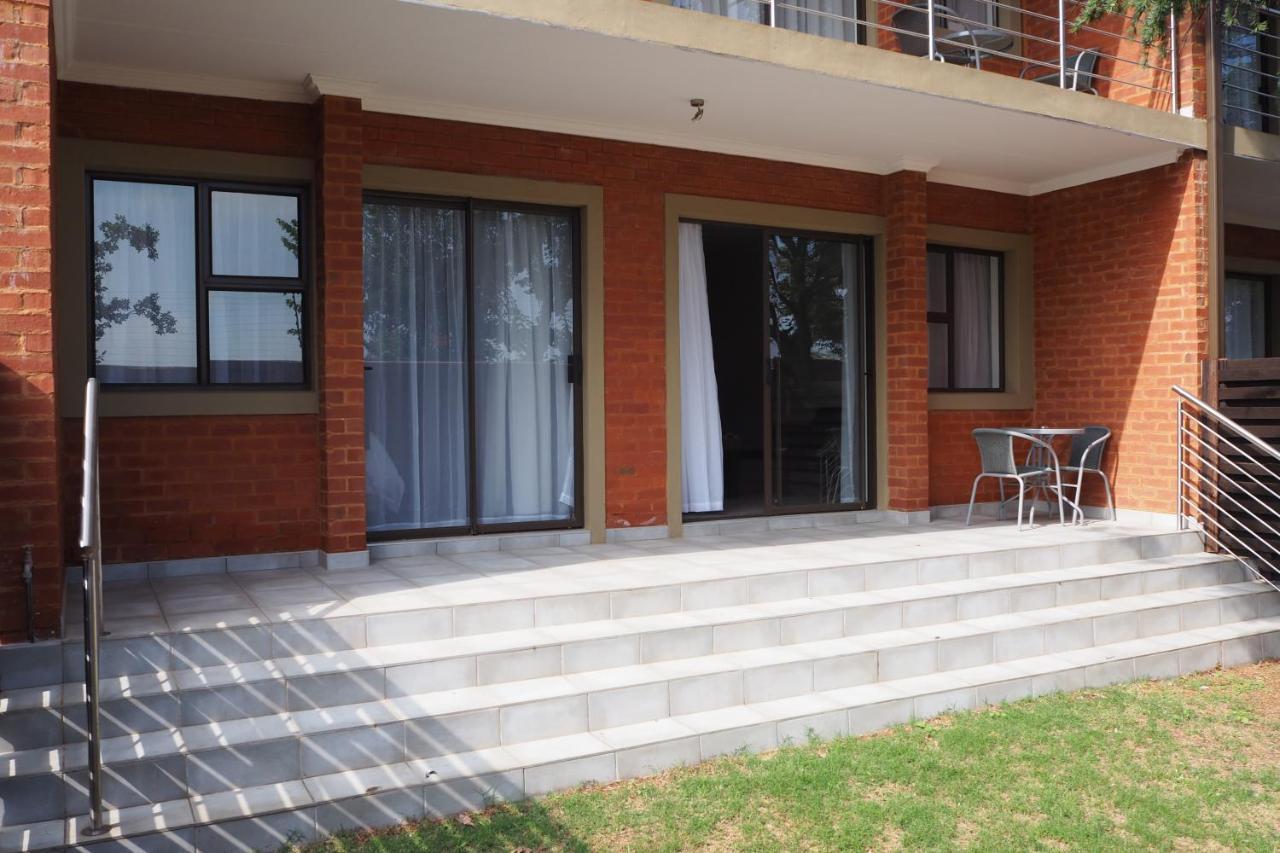 Or Tambo Self Catering Apartments, The Willows Боксбург Экстерьер фото