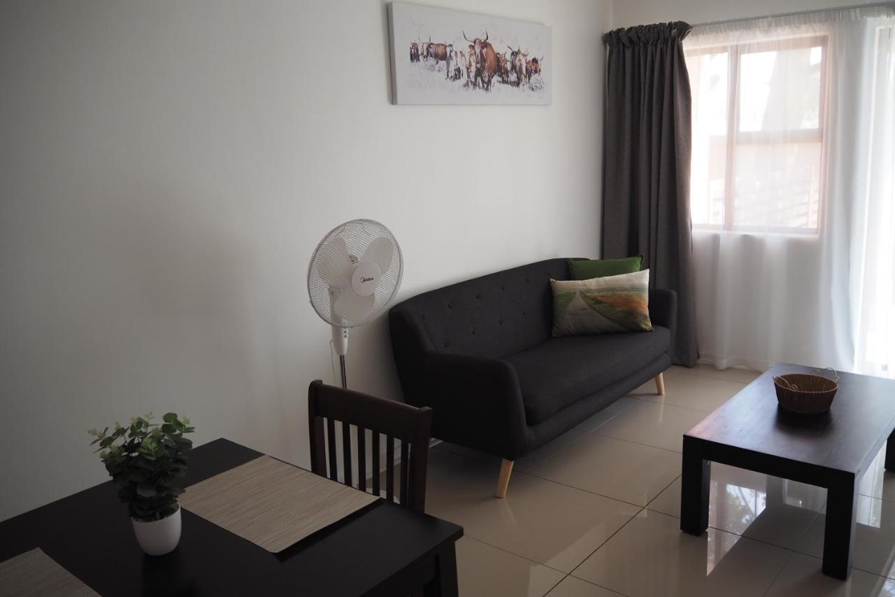 Or Tambo Self Catering Apartments, The Willows Боксбург Экстерьер фото
