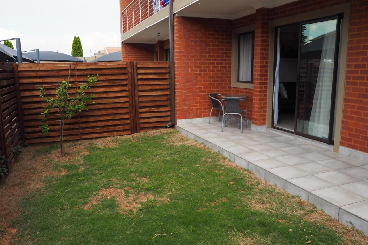 Or Tambo Self Catering Apartments, The Willows Боксбург Экстерьер фото