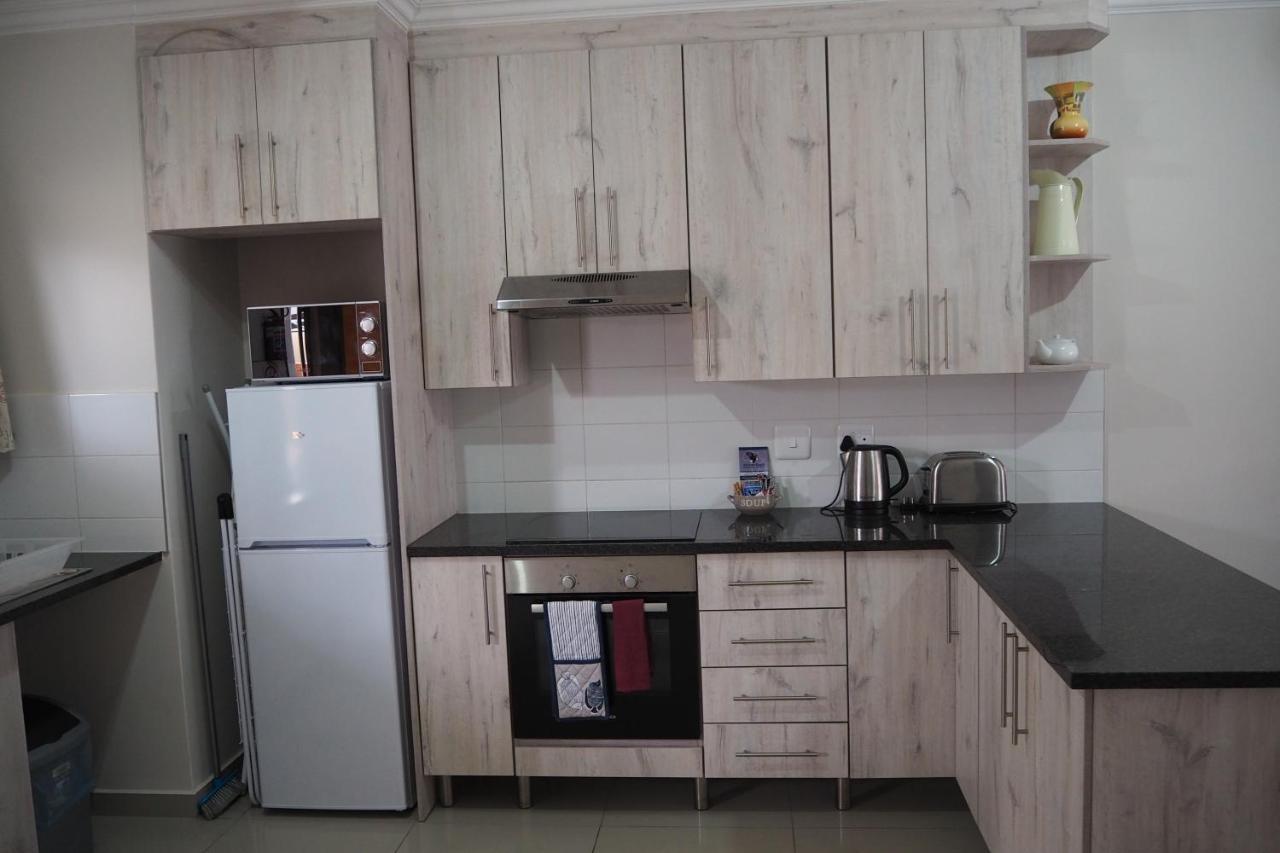 Or Tambo Self Catering Apartments, The Willows Боксбург Экстерьер фото