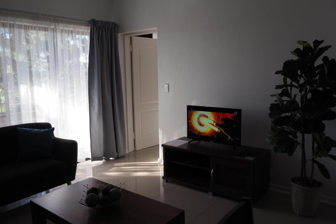 Or Tambo Self Catering Apartments, The Willows Боксбург Экстерьер фото