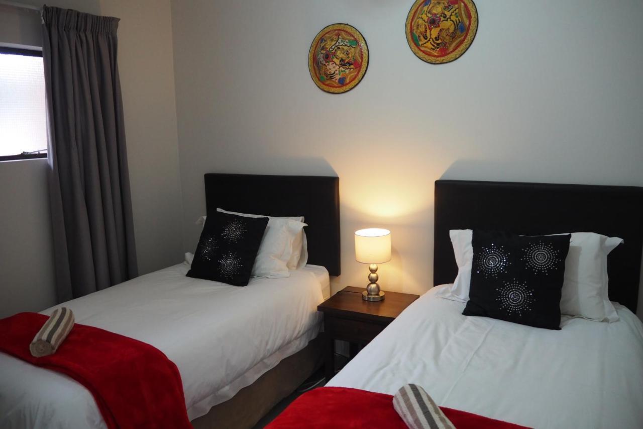 Or Tambo Self Catering Apartments, The Willows Боксбург Экстерьер фото