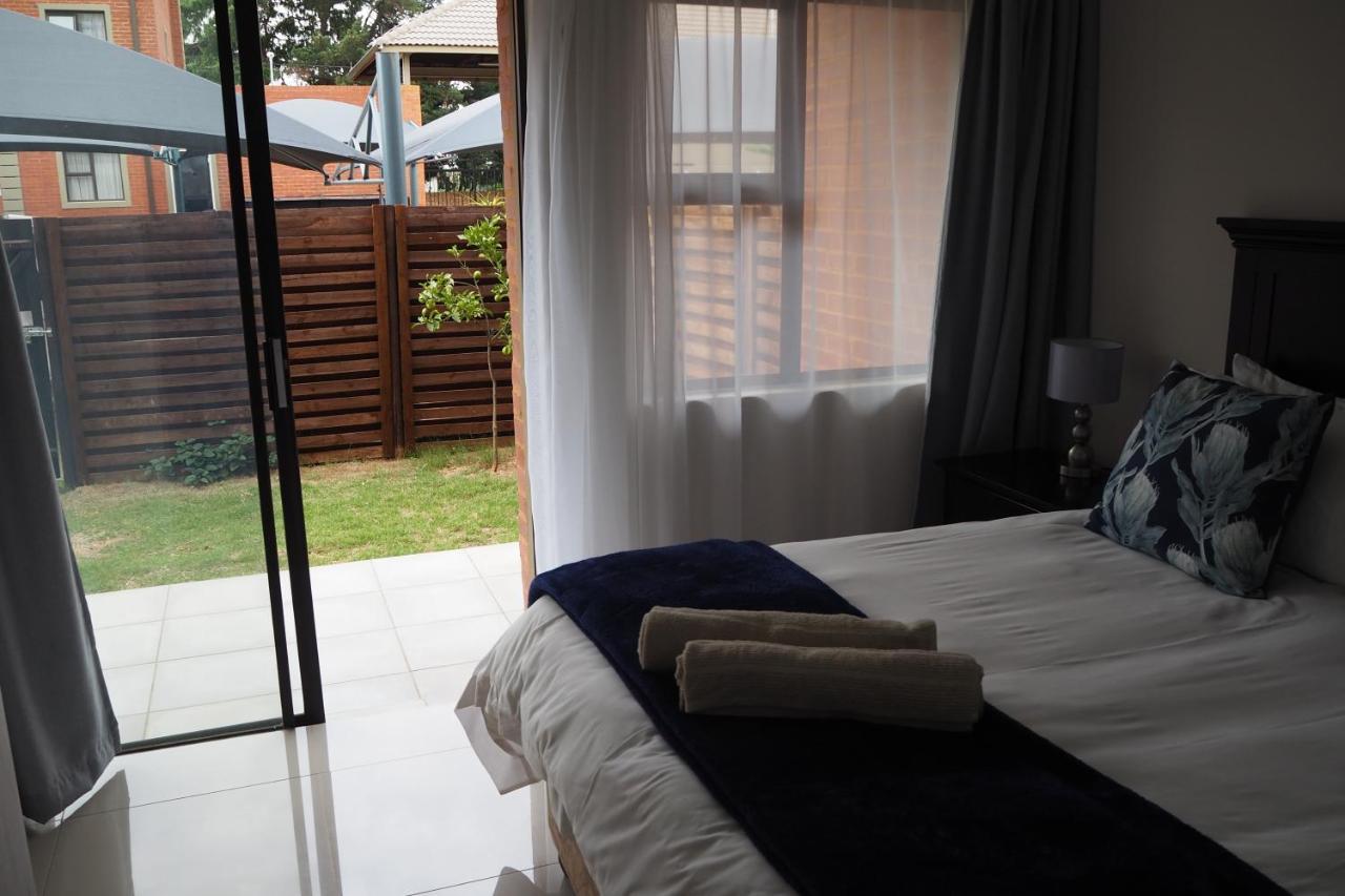 Or Tambo Self Catering Apartments, The Willows Боксбург Экстерьер фото