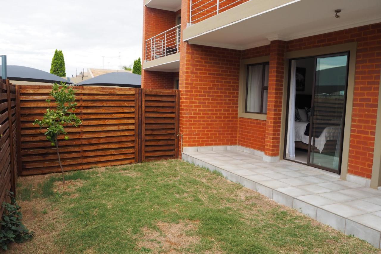 Or Tambo Self Catering Apartments, The Willows Боксбург Экстерьер фото