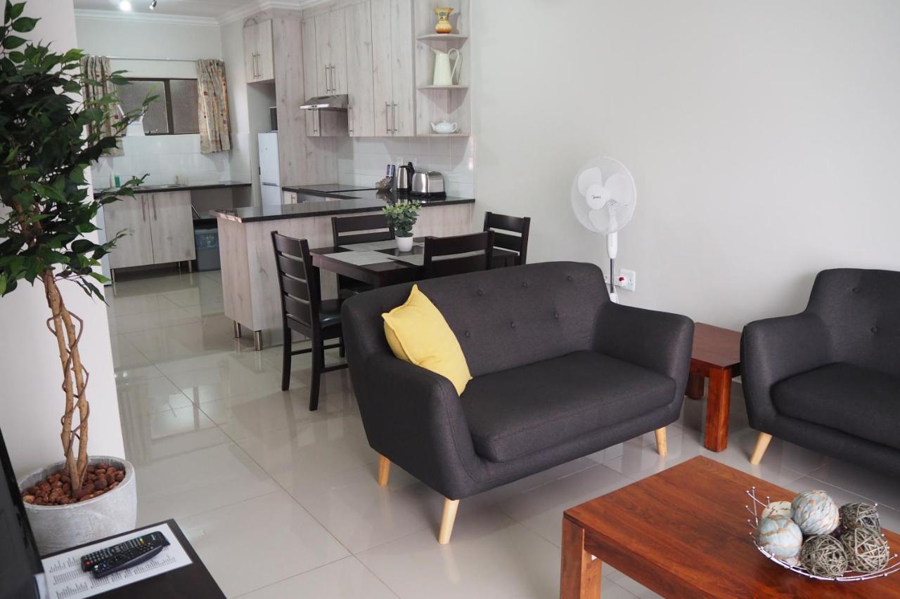 Or Tambo Self Catering Apartments, The Willows Боксбург Экстерьер фото