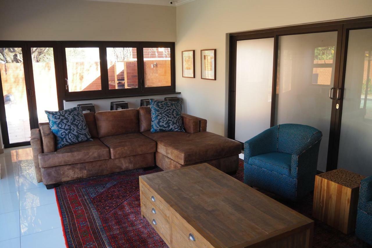 Or Tambo Self Catering Apartments, The Willows Боксбург Экстерьер фото