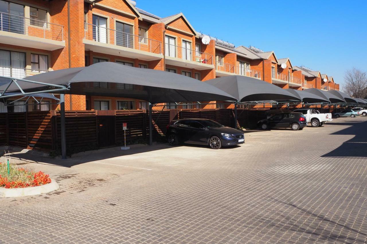 Or Tambo Self Catering Apartments, The Willows Боксбург Экстерьер фото