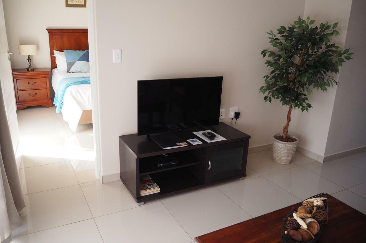 Or Tambo Self Catering Apartments, The Willows Боксбург Экстерьер фото