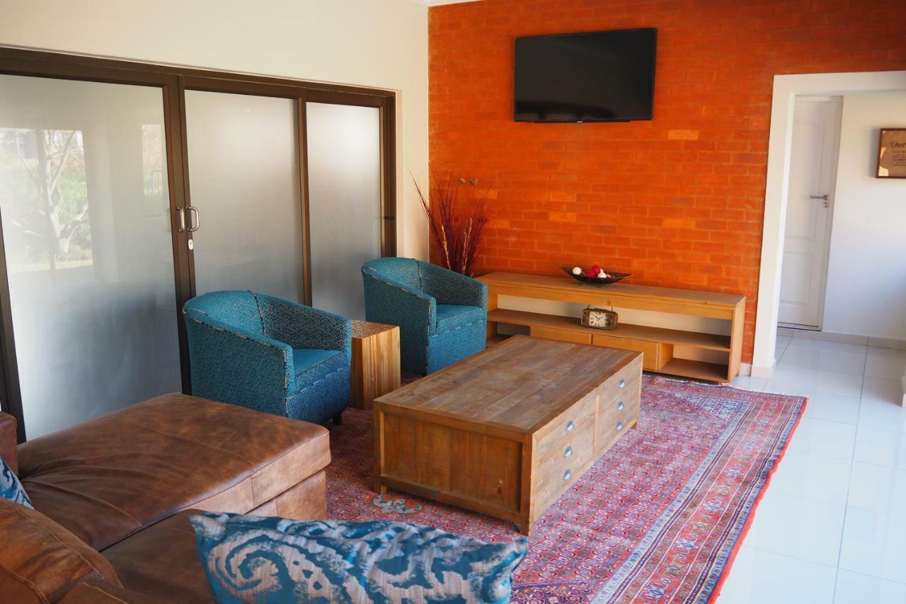 Or Tambo Self Catering Apartments, The Willows Боксбург Экстерьер фото