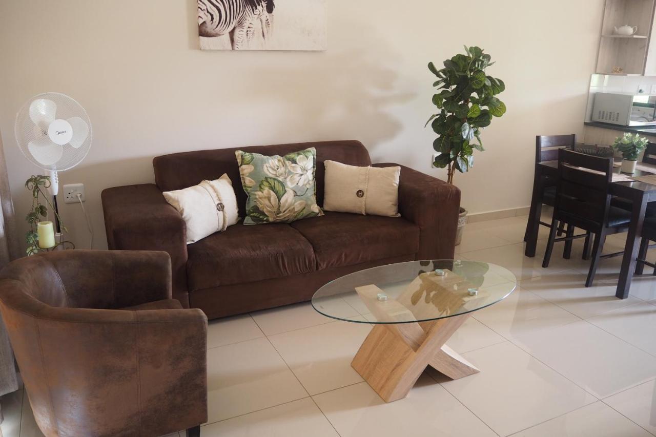 Or Tambo Self Catering Apartments, The Willows Боксбург Экстерьер фото